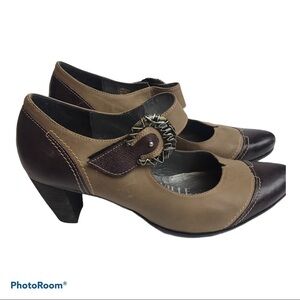 Un Tour En Ville Women’s Brown Mary Jane Heels
